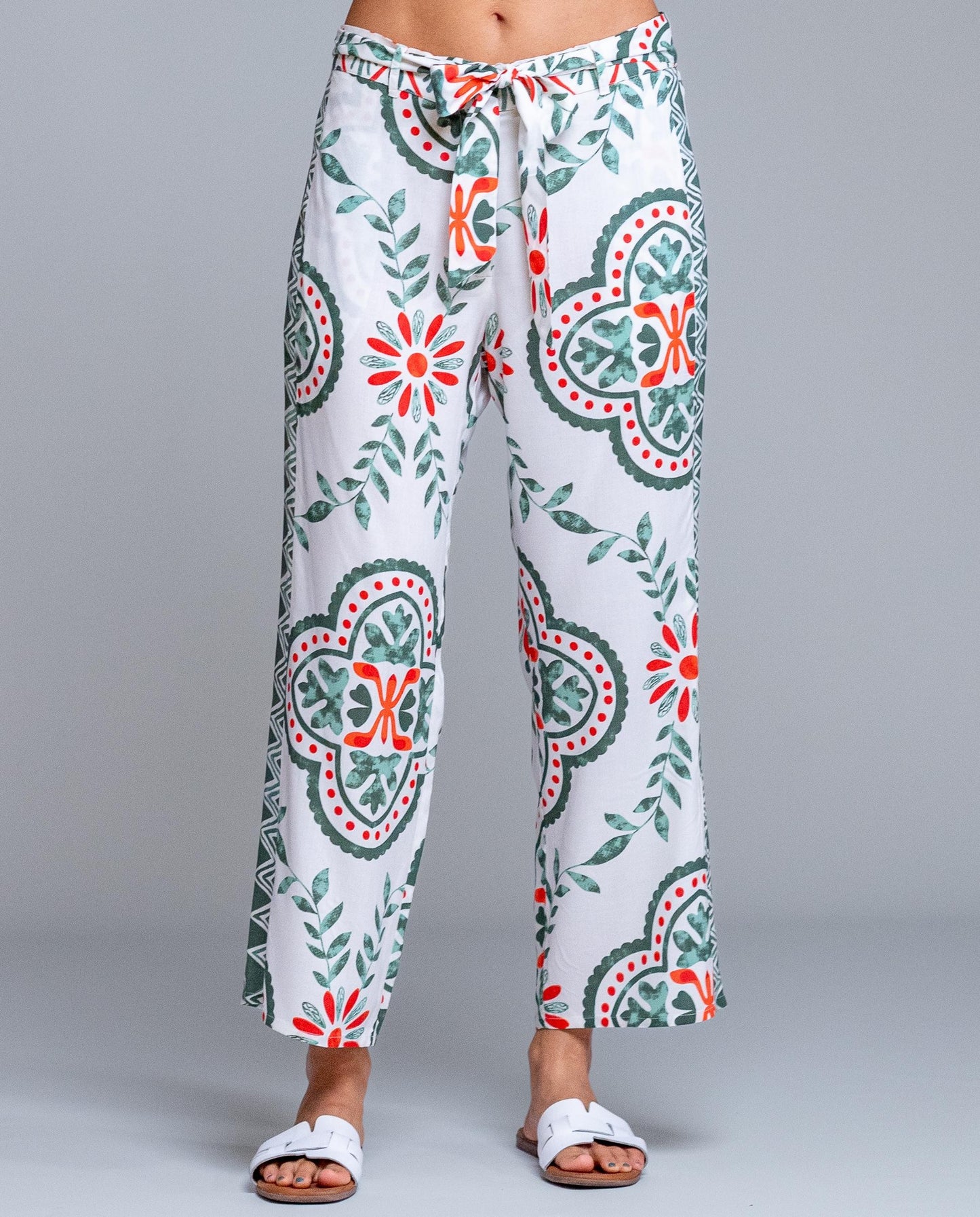 Pantalón estampado de mujer de la marca Señoretta Street, una prenda fresca y actual que combina comodidad y estilo. Con cintura elástica y lazada ajustable, ofrece un ajuste cómodo y favorecedor. Su tejido ligero y fluido aporta movimiento, mientras que el estampado floral y geométrico en tonos verdes y rojos sobre fondo claro añade un toque original y veraniego. Perfecto para crear looks desenfadados con sandalias o combinar con su camiseta a juego para un conjunto coordinado.

Composición: 100% Viscosa.
