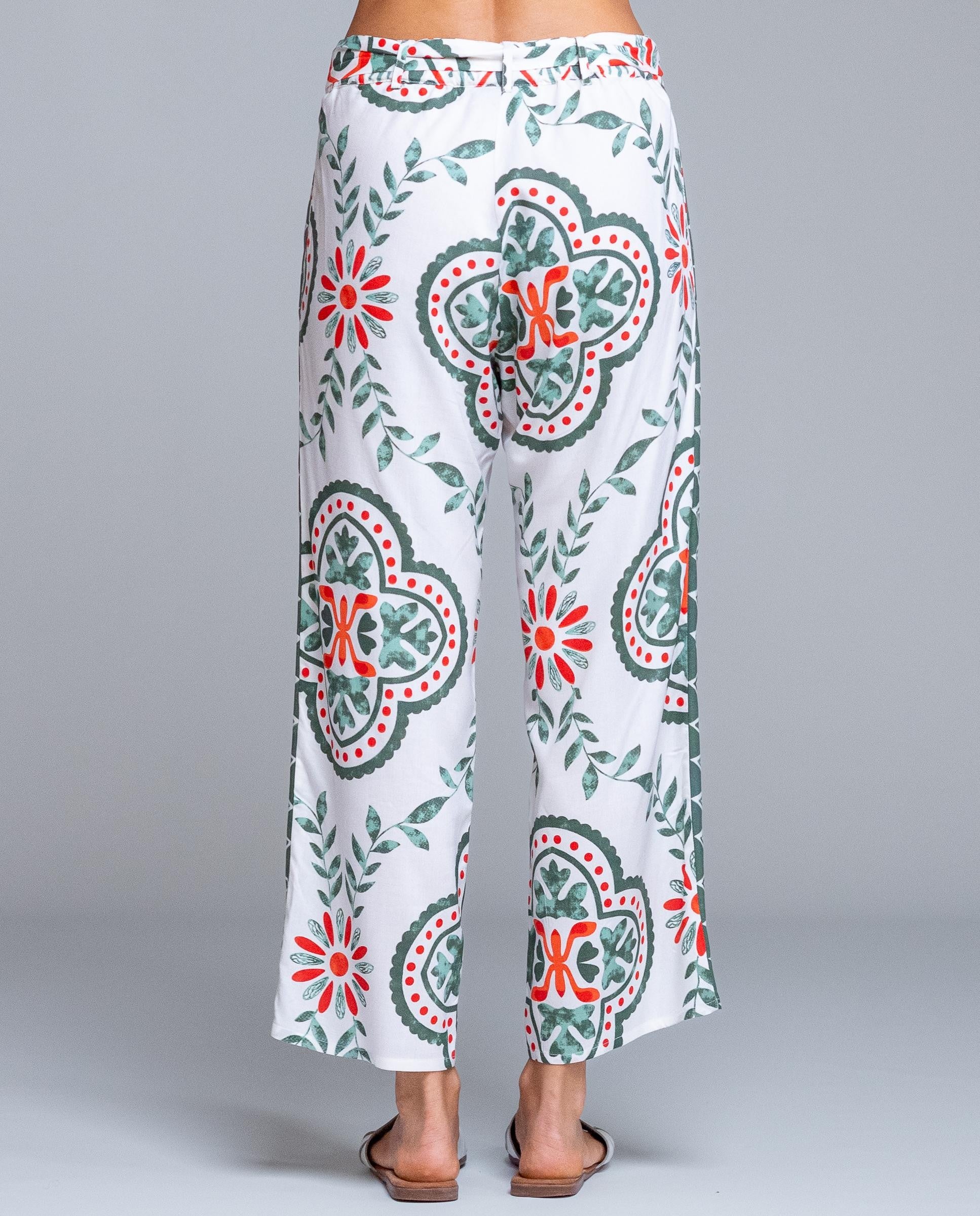 Pantalón estampado de mujer de la marca Señoretta Street, una prenda fresca y actual que combina comodidad y estilo. Con cintura elástica y lazada ajustable, ofrece un ajuste cómodo y favorecedor. Su tejido ligero y fluido aporta movimiento, mientras que el estampado floral y geométrico en tonos verdes y rojos sobre fondo claro añade un toque original y veraniego. Perfecto para crear looks desenfadados con sandalias o combinar con su camiseta a juego para un conjunto coordinado.

Composición: 100% Viscosa.
