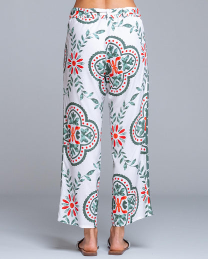 Pantalón estampado de mujer de la marca Señoretta Street, una prenda fresca y actual que combina comodidad y estilo. Con cintura elástica y lazada ajustable, ofrece un ajuste cómodo y favorecedor. Su tejido ligero y fluido aporta movimiento, mientras que el estampado floral y geométrico en tonos verdes y rojos sobre fondo claro añade un toque original y veraniego. Perfecto para crear looks desenfadados con sandalias o combinar con su camiseta a juego para un conjunto coordinado.

Composición: 100% Viscosa.

