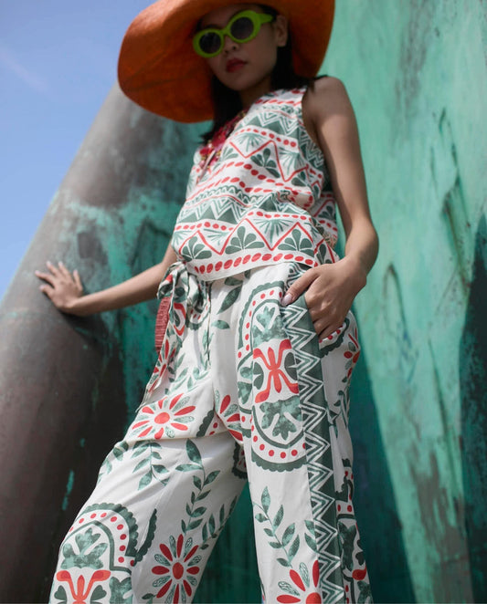 Pantalón estampado de mujer de la marca Señoretta Street, una prenda fresca y actual que combina comodidad y estilo. Con cintura elástica y lazada ajustable, ofrece un ajuste cómodo y favorecedor. Su tejido ligero y fluido aporta movimiento, mientras que el estampado floral y geométrico en tonos verdes y rojos sobre fondo claro añade un toque original y veraniego. Perfecto para crear looks desenfadados con sandalias o combinar con su camiseta a juego para un conjunto coordinado.

Composición: 100% Viscosa.
