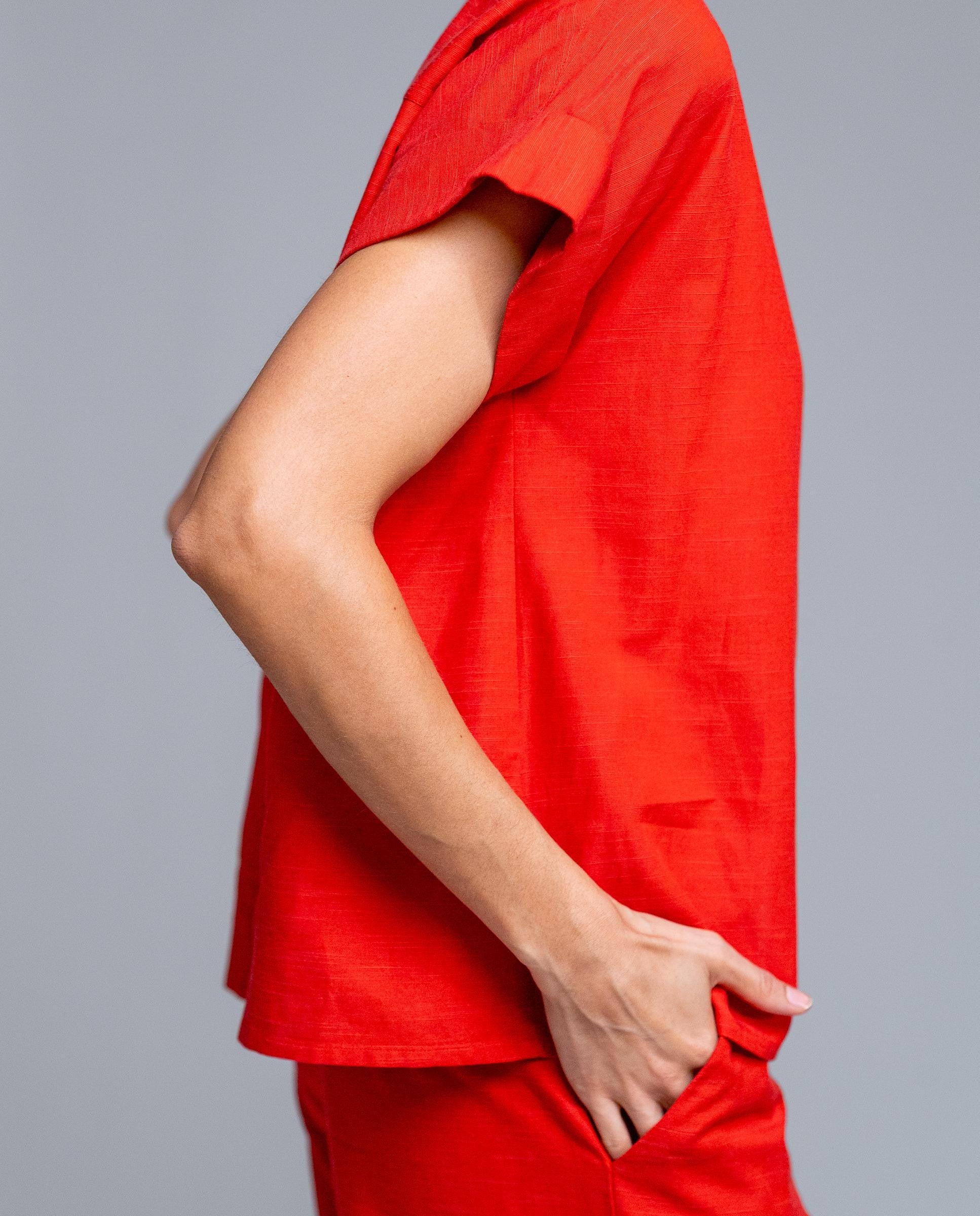 Camisa de mujer sin mangas de la marca Señoretta Street, disponible en verde y rojo, perfecta para crear looks frescos y actuales. Diseñada con escote en pico y cierre frontal con botones efecto madera que aportan un toque natural y elegante. Su tejido ligero y con textura sutil ofrece comodidad, transpirabilidad y una caída fluida ideal para primavera y verano. De corte recto y silueta relajada, es una prenda versátil que combina fácilmente con pantalones, faldas o shorts. Una apuesta cómoda.

Composición: