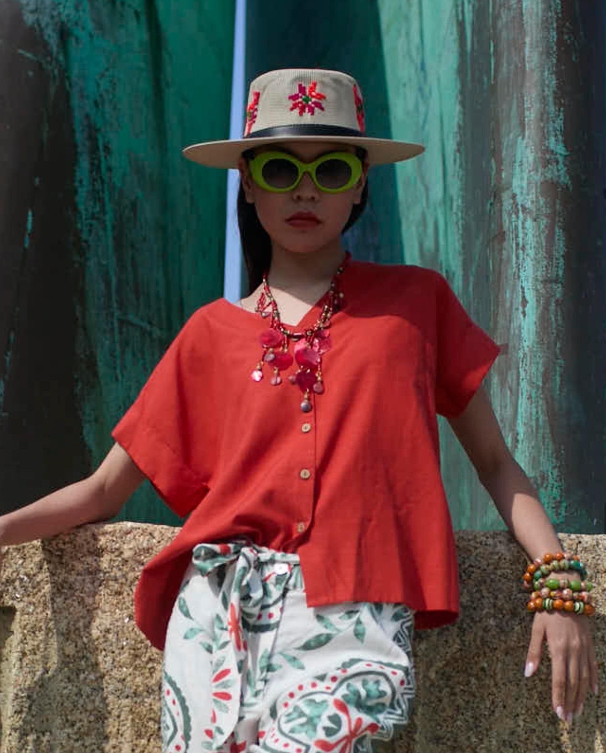 Camisa de mujer sin mangas de la marca Señoretta Street, disponible en verde y rojo, perfecta para crear looks frescos y actuales. Diseñada con escote en pico y cierre frontal con botones efecto madera que aportan un toque natural y elegante. Su tejido ligero y con textura sutil ofrece comodidad, transpirabilidad y una caída fluida ideal para primavera y verano. De corte recto y silueta relajada, es una prenda versátil que combina fácilmente con pantalones, faldas o shorts. Una apuesta cómoda.

Composición: