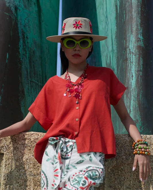 Camisa de mujer sin mangas de la marca Señoretta Street, disponible en verde y rojo, perfecta para crear looks frescos y actuales. Diseñada con escote en pico y cierre frontal con botones efecto madera que aportan un toque natural y elegante. Su tejido ligero y con textura sutil ofrece comodidad, transpirabilidad y una caída fluida ideal para primavera y verano. De corte recto y silueta relajada, es una prenda versátil que combina fácilmente con pantalones, faldas o shorts. Una apuesta cómoda.

Composición: