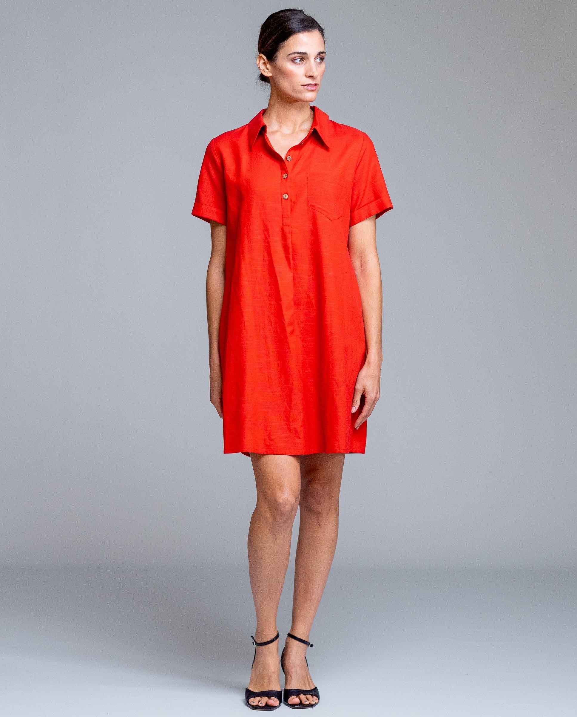 Vestido camisero corto de mujer de la marca Señoretta Street, en tono rojo suave, ideal para looks frescos y versátiles. Diseñado con cuello clásico, manga corta con vuelta y cierre frontal abotonado que aporta un estilo casual y elegante a la vez. Su corte ligeramente evasé ofrece comodidad y movimiento, adaptándose a diferentes siluetas. Con bolsillos laterales funcionales y tejido ligero de tacto agradable, es perfecto para primavera y verano. Un básico imprescindible para un outfit cómodo.

Composición: