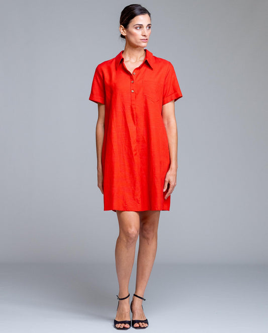 Vestido camisero corto de mujer de la marca Señoretta Street, en tono rojo suave, ideal para looks frescos y versátiles. Diseñado con cuello clásico, manga corta con vuelta y cierre frontal abotonado que aporta un estilo casual y elegante a la vez. Su corte ligeramente evasé ofrece comodidad y movimiento, adaptándose a diferentes siluetas. Con bolsillos laterales funcionales y tejido ligero de tacto agradable, es perfecto para primavera y verano. Un básico imprescindible para un outfit cómodo.

Composición: