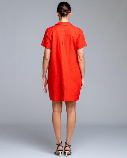 Vestido camisero corto de mujer de la marca Señoretta Street, en tono rojo suave, ideal para looks frescos y versátiles. Diseñado con cuello clásico, manga corta con vuelta y cierre frontal abotonado que aporta un estilo casual y elegante a la vez. Su corte ligeramente evasé ofrece comodidad y movimiento, adaptándose a diferentes siluetas. Con bolsillos laterales funcionales y tejido ligero de tacto agradable, es perfecto para primavera y verano. Un básico imprescindible para un outfit cómodo.

Composición: