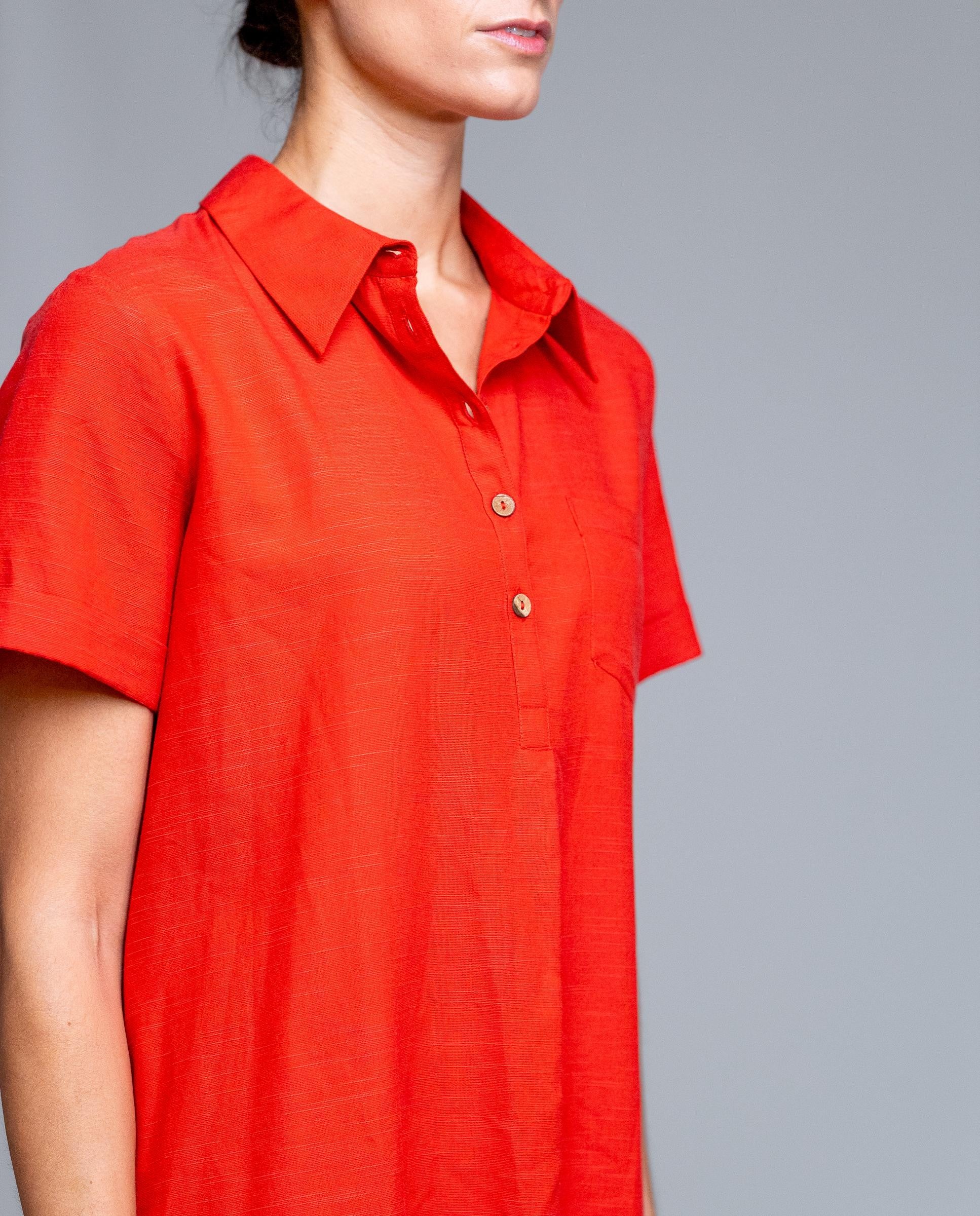 Vestido camisero corto de mujer de la marca Señoretta Street, en tono rojo suave, ideal para looks frescos y versátiles. Diseñado con cuello clásico, manga corta con vuelta y cierre frontal abotonado que aporta un estilo casual y elegante a la vez. Su corte ligeramente evasé ofrece comodidad y movimiento, adaptándose a diferentes siluetas. Con bolsillos laterales funcionales y tejido ligero de tacto agradable, es perfecto para primavera y verano. Un básico imprescindible para un outfit cómodo.

Composición: