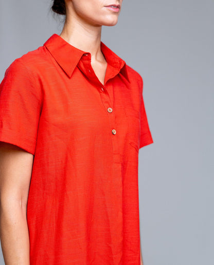 Vestido camisero corto de mujer de la marca Señoretta Street, en tono rojo suave, ideal para looks frescos y versátiles. Diseñado con cuello clásico, manga corta con vuelta y cierre frontal abotonado que aporta un estilo casual y elegante a la vez. Su corte ligeramente evasé ofrece comodidad y movimiento, adaptándose a diferentes siluetas. Con bolsillos laterales funcionales y tejido ligero de tacto agradable, es perfecto para primavera y verano. Un básico imprescindible para un outfit cómodo.

Composición: