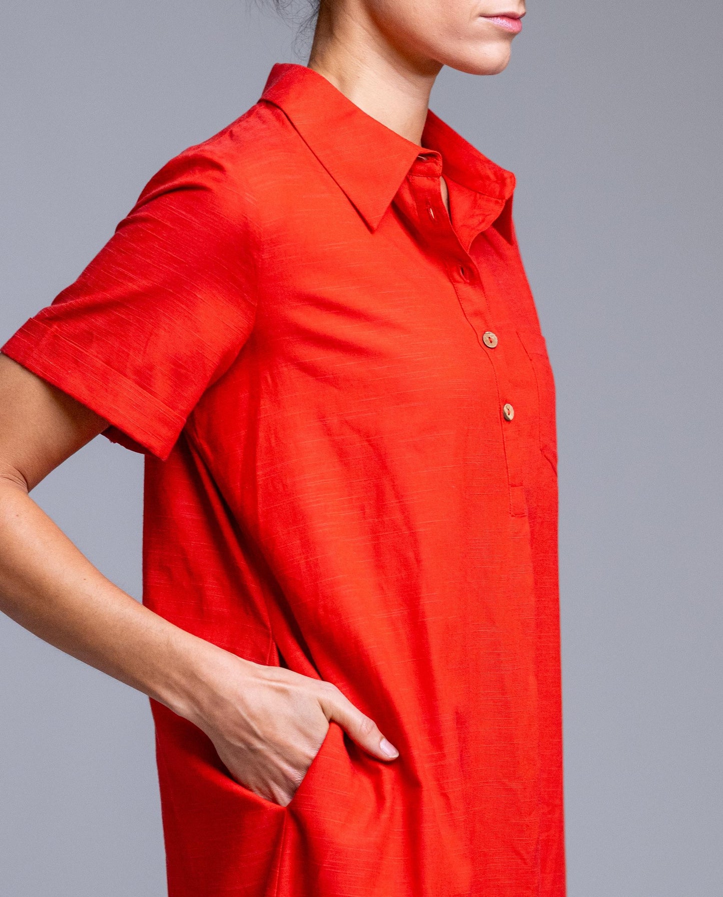 Vestido camisero corto de mujer de la marca Señoretta Street, en tono rojo suave, ideal para looks frescos y versátiles. Diseñado con cuello clásico, manga corta con vuelta y cierre frontal abotonado que aporta un estilo casual y elegante a la vez. Su corte ligeramente evasé ofrece comodidad y movimiento, adaptándose a diferentes siluetas. Con bolsillos laterales funcionales y tejido ligero de tacto agradable, es perfecto para primavera y verano. Un básico imprescindible para un outfit cómodo.

Composición