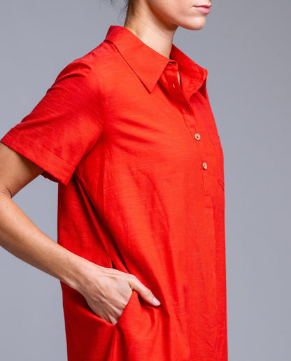 Vestido camisero corto de mujer de la marca Señoretta Street, en tono rojo suave, ideal para looks frescos y versátiles. Diseñado con cuello clásico, manga corta con vuelta y cierre frontal abotonado que aporta un estilo casual y elegante a la vez. Su corte ligeramente evasé ofrece comodidad y movimiento, adaptándose a diferentes siluetas. Con bolsillos laterales funcionales y tejido ligero de tacto agradable, es perfecto para primavera y verano. Un básico imprescindible para un outfit cómodo.

Composición