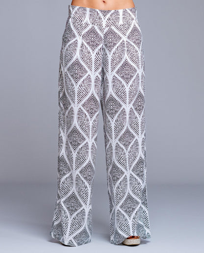 Pantalón de mujer estampado geométrico de corte amplio estilo fluido y elegante. Diseño de pierna ancha con caída ligera que estiliza la silueta y aporta comodidad durante todo el día. Cintura cómoda que se adapta perfectamente al cuerpo, ideal para looks urbanos, outfits de verano o combinaciones más sofisticadas. Perfecto para combinar con blusas lisas o tops ajustados y crear un conjunto moderno y femenino.

Composición: 100% Viscosa.

Se recomienda lavar a mano o en lavadora hasta 30º. No usar lejía, pl