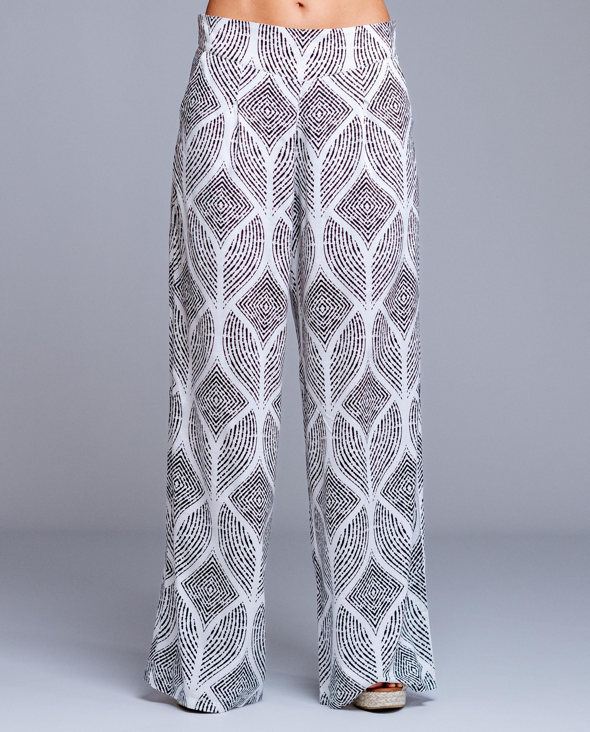Pantalón de mujer estampado geométrico de corte amplio estilo fluido y elegante. Diseño de pierna ancha con caída ligera que estiliza la silueta, cintura cómoda que se adapta perfectamente al cuerpo

Composición: 100% Viscosa.

Se recomienda lavar a mano o en lavadora hasta 30º. No usar lejía, planchar suavemente del revés hasta 110º y no usar secadora.