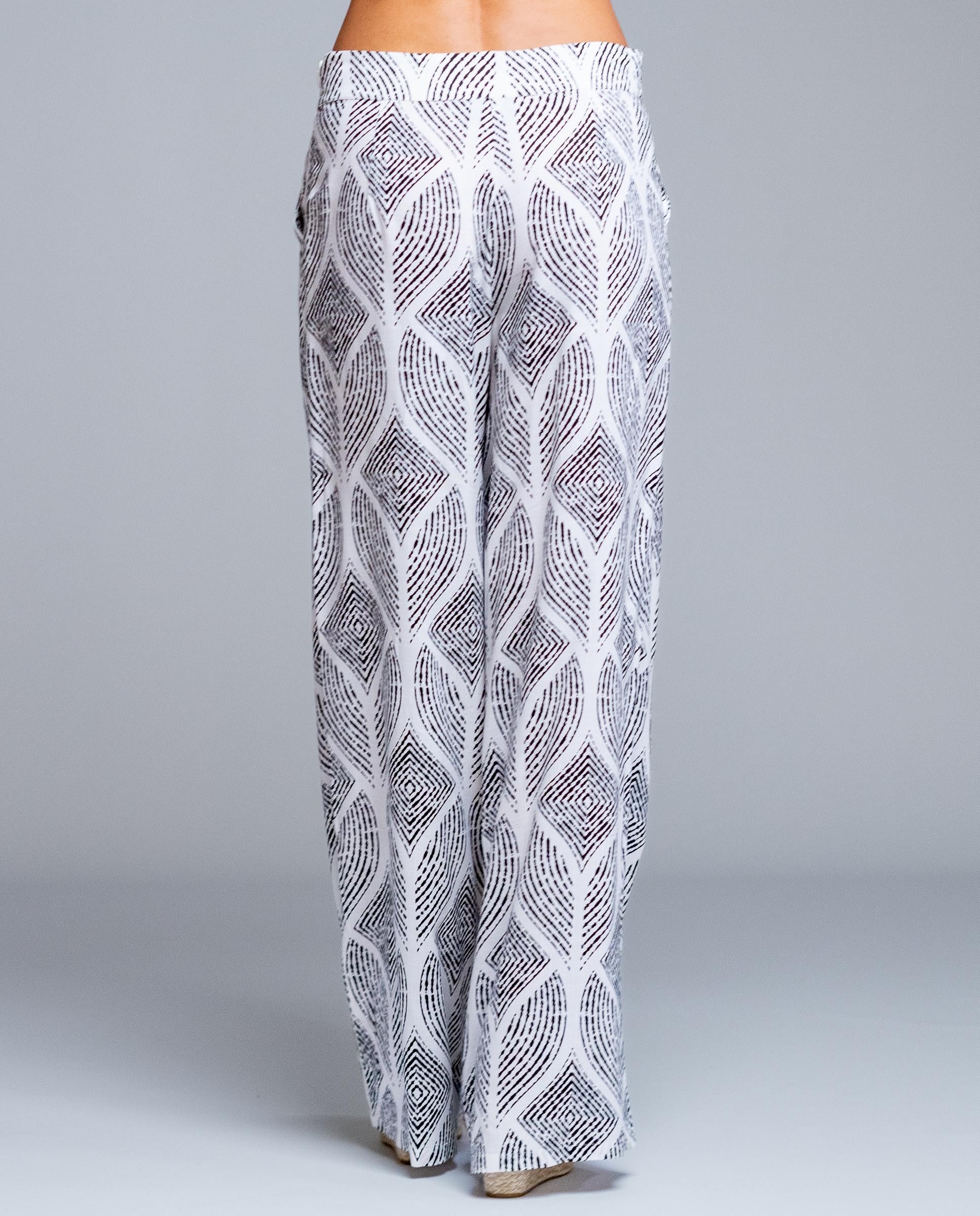 Pantalón de mujer estampado geométrico de corte amplio estilo fluido y elegante. Diseño de pierna ancha con caída ligera que estiliza la silueta y aporta comodidad durante todo el día. Cintura cómoda que se adapta perfectamente al cuerpo, ideal para looks urbanos, outfits de verano o combinaciones más sofisticadas. Perfecto para combinar con blusas lisas o tops ajustados y crear un conjunto moderno y femenino.

Composición: 100% Viscosa.

Se recomienda lavar a mano o en lavadora hasta 30º. No usar lejía, pl