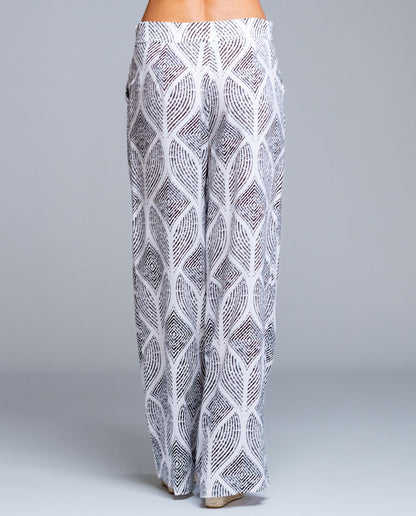 Pantalón de mujer estampado geométrico de corte amplio estilo fluido y elegante. Diseño de pierna ancha con caída ligera que estiliza la silueta y aporta comodidad durante todo el día. Cintura cómoda que se adapta perfectamente al cuerpo, ideal para looks urbanos, outfits de verano o combinaciones más sofisticadas. Perfecto para combinar con blusas lisas o tops ajustados y crear un conjunto moderno y femenino.

Composición: 100% Viscosa.

Se recomienda lavar a mano o en lavadora hasta 30º. No usar lejía, pl