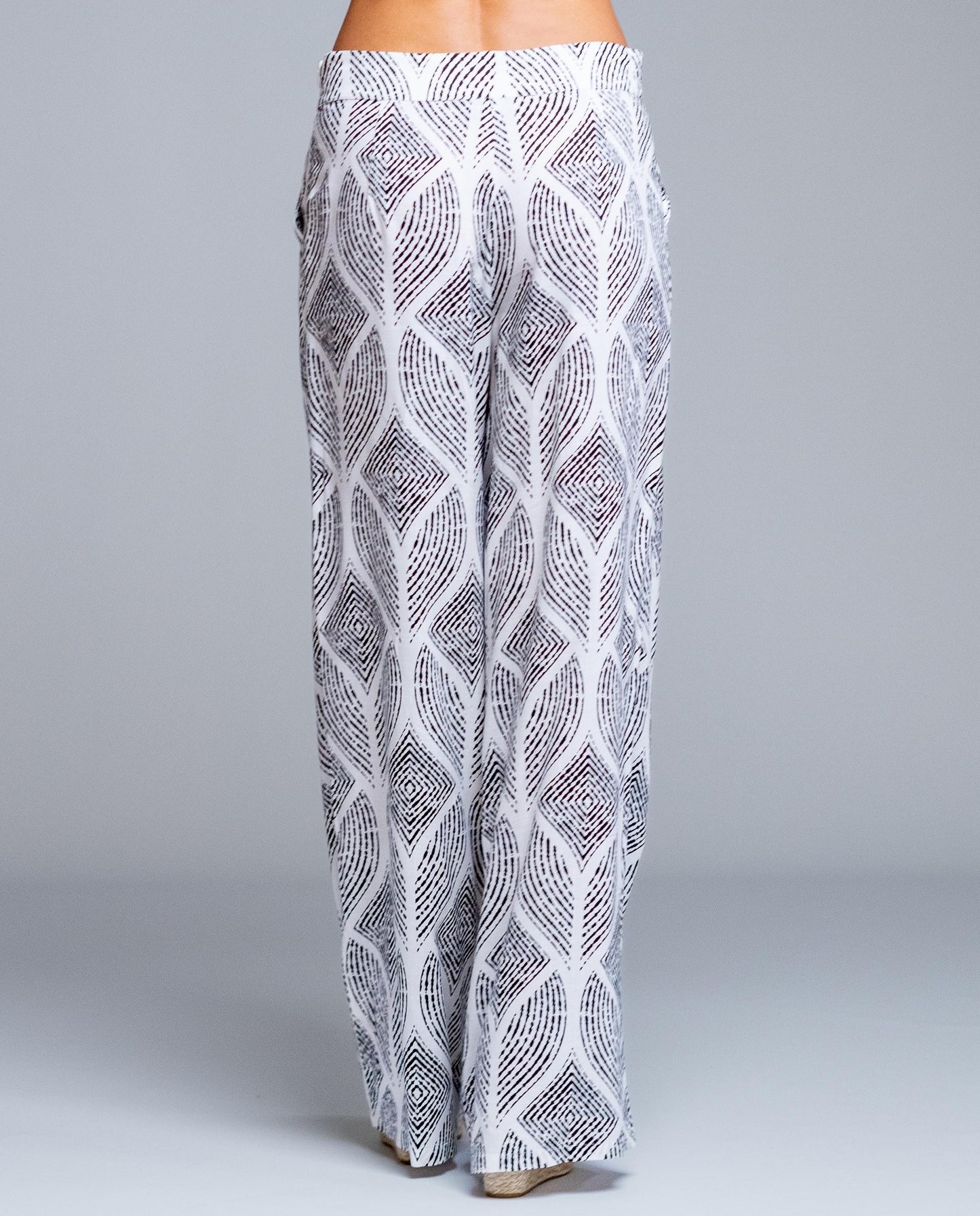 Pantalón de mujer estampado geométrico de corte amplio estilo fluido y elegante. Diseño de pierna ancha con caída ligera que estiliza la silueta, cintura cómoda que se adapta perfectamente al cuerpo

Composición: 100% Viscosa.

Se recomienda lavar a mano o en lavadora hasta 30º. No usar lejía, planchar suavemente del revés hasta 110º y no usar secadora.