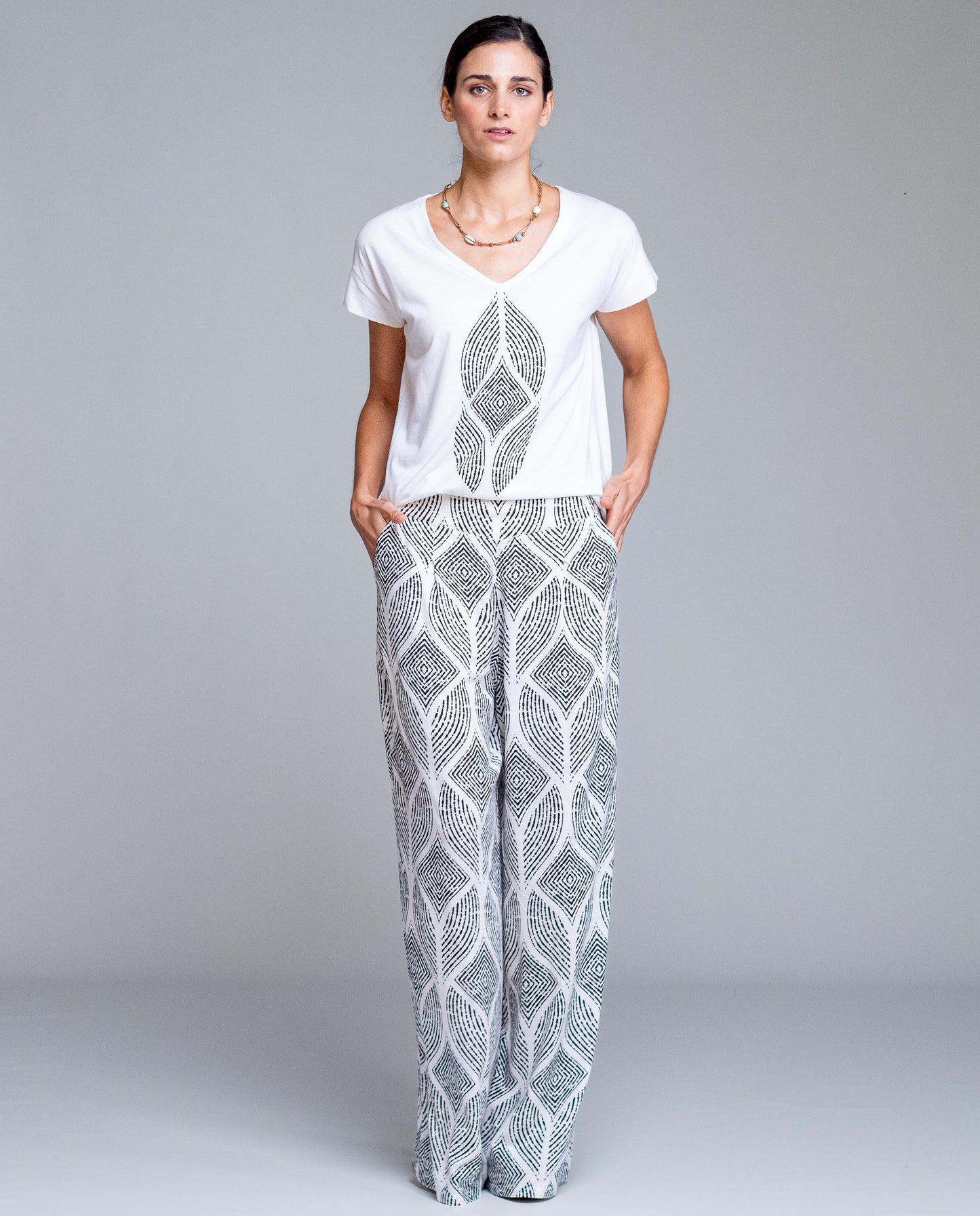 Pantalón de mujer estampado geométrico de corte amplio estilo fluido y elegante. Diseño de pierna ancha con caída ligera que estiliza la silueta y aporta comodidad durante todo el día. Cintura cómoda que se adapta perfectamente al cuerpo, ideal para looks urbanos, outfits de verano o combinaciones más sofisticadas. Perfecto para combinar con blusas lisas o tops ajustados y crear un conjunto moderno y femenino.

Composición: 100% Viscosa.

Se recomienda lavar a mano o en lavadora hasta 30º. No usar lejía, pl
