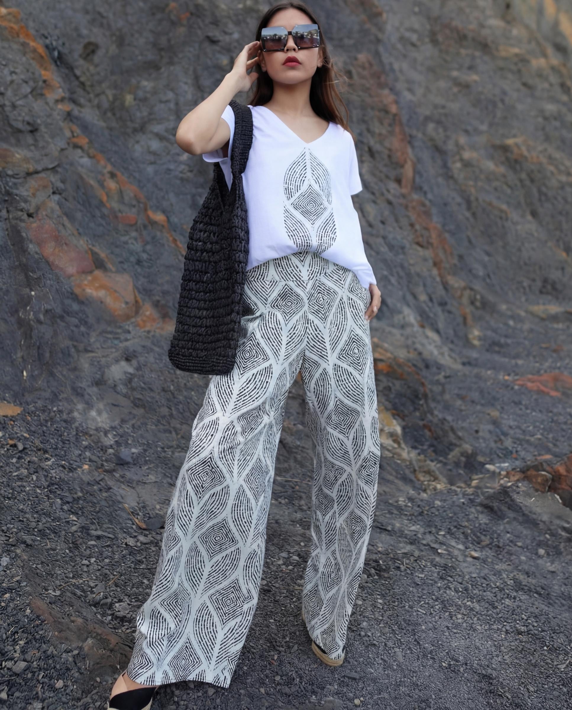 Pantalón de mujer estampado geométrico de corte amplio estilo fluido y elegante. Diseño de pierna ancha con caída ligera que estiliza la silueta, cintura cómoda que se adapta perfectamente al cuerpo

Composición: 100% Viscosa.

Se recomienda lavar a mano o en lavadora hasta 30º. No usar lejía, planchar suavemente del revés hasta 110º y no usar secadora.
