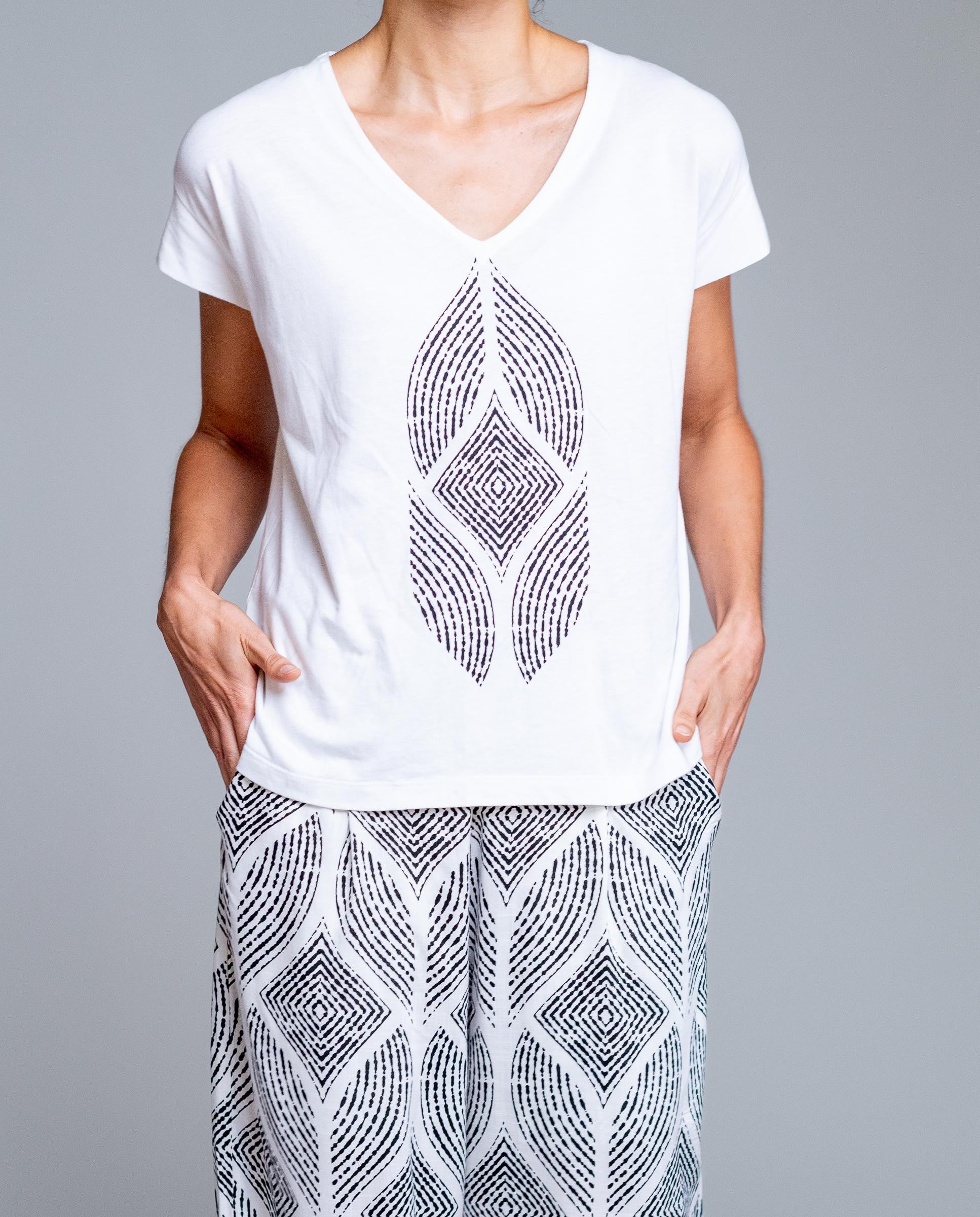 Diseño de manga corta y escote en pico que estiliza el cuello, con estampado geométrico central que añade un toque moderno y sofisticado.

Composición: 50% Algodón y 50% Viscosa.

Se recomienda lavar a mano o en lavadora hasta 30º. No usar lejía, planchar suavemente del revés hasta 110º y no usar secadora.