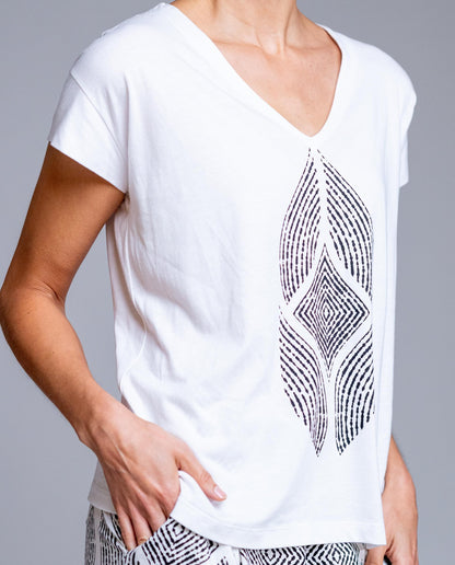 Diseño de manga corta y escote en pico que estiliza el cuello, con estampado geométrico central que añade un toque moderno y sofisticado.

Composición: 50% Algodón y 50% Viscosa.

Se recomienda lavar a mano o en lavadora hasta 30º. No usar lejía, planchar suavemente del revés hasta 110º y no usar secadora.