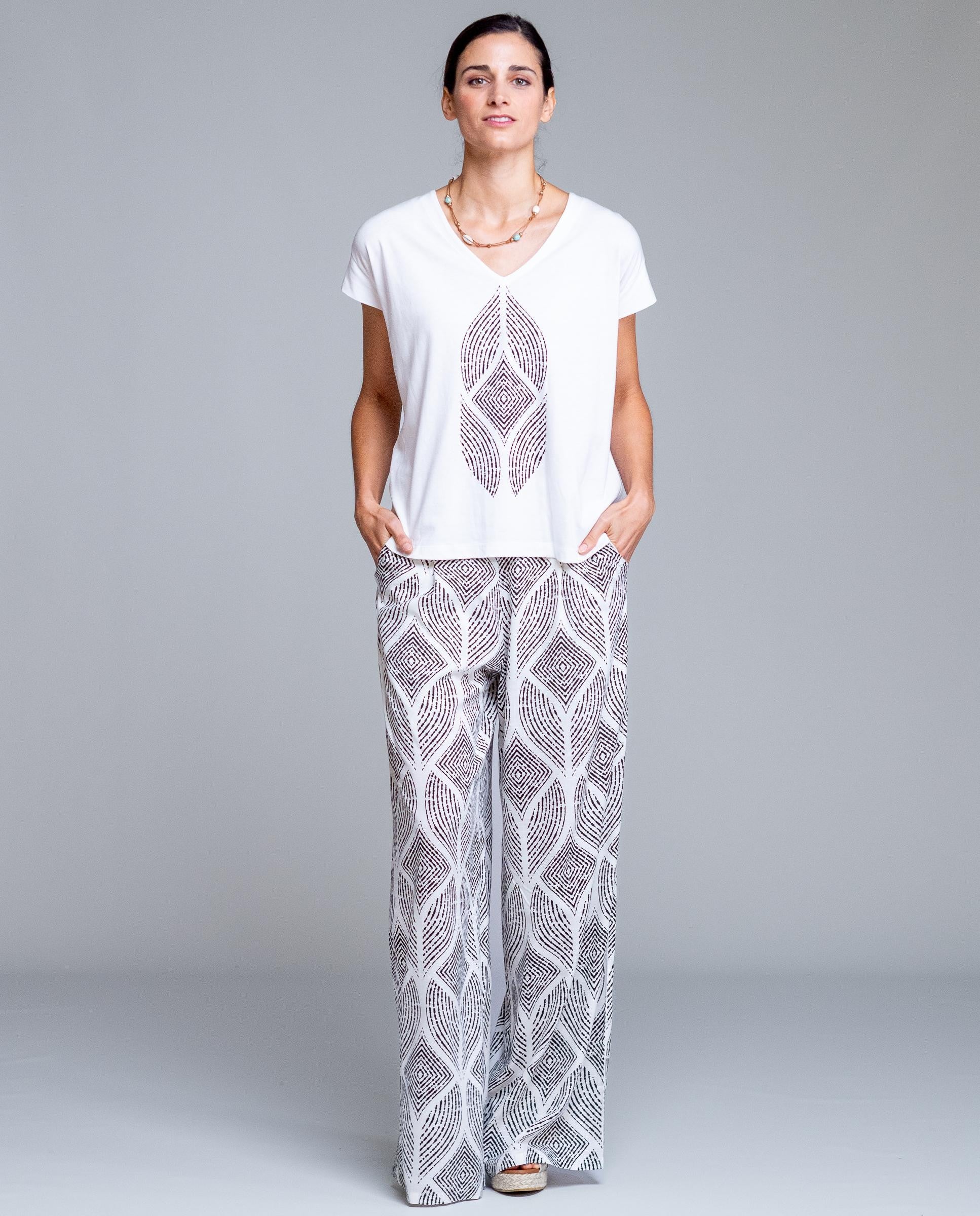 Diseño de manga corta y escote en pico que estiliza el cuello, con estampado geométrico central que añade un toque moderno y sofisticado.

Composición: 50% Algodón y 50% Viscosa.

Se recomienda lavar a mano o en lavadora hasta 30º. No usar lejía, planchar suavemente del revés hasta 110º y no usar secadora.