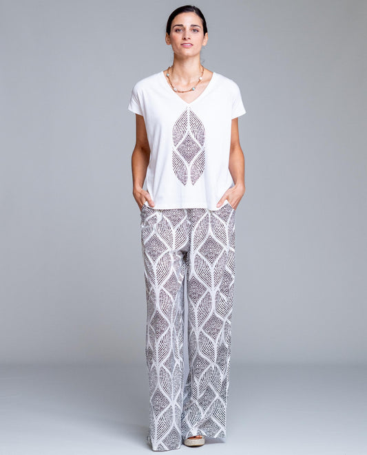 Diseño de manga corta y escote en pico que estiliza el cuello, con estampado geométrico central que añade un toque moderno y sofisticado.

Composición: 50% Algodón y 50% Viscosa.

Se recomienda lavar a mano o en lavadora hasta 30º. No usar lejía, planchar suavemente del revés hasta 110º y no usar secadora.