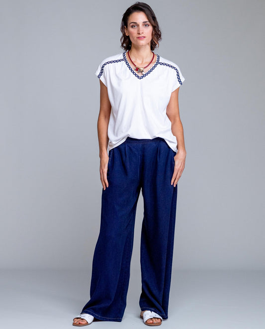 Camiseta de mujer algodón viscosa, suave, ligera y transpirable, perfecta para el día a día. Diseño de manga corta con cuello pico decorado con detalle trenzado en contraste que aporta un toque original y diferenciador. Tejido de mezcla algodón viscosa que garantiza comodidad, frescura y una caída fluida favorecedora.

Composición: 50% Algodón y 50% Viscosa.

Se recomienda lavar a mano o en lavadora hasta 30º. No usar lejía, planchar suavemente del revés hasta 110º y no usar secadora.