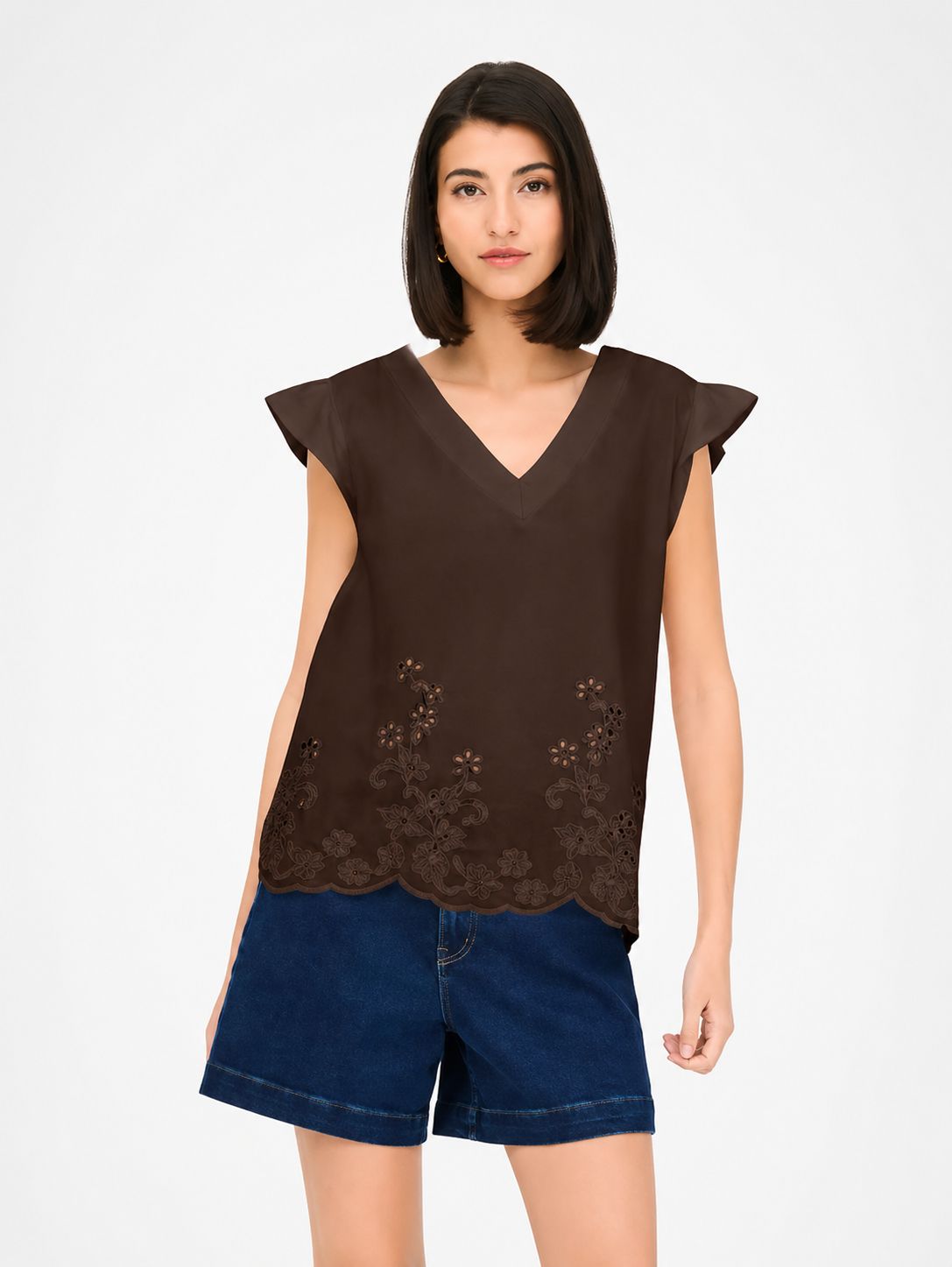 Blusa suelta de cuello en pico con mangas cortas de ligero vuelo. El toque especial lo da el bordado floral en el bajo. Comodidad y estilo en uno.

Composición: 100% algodón.

Se recomienda lavar a mano o en lavadora hasta 30º. No usar lejía, planchar suavemente del revés hasta 110º y no usar secadora.