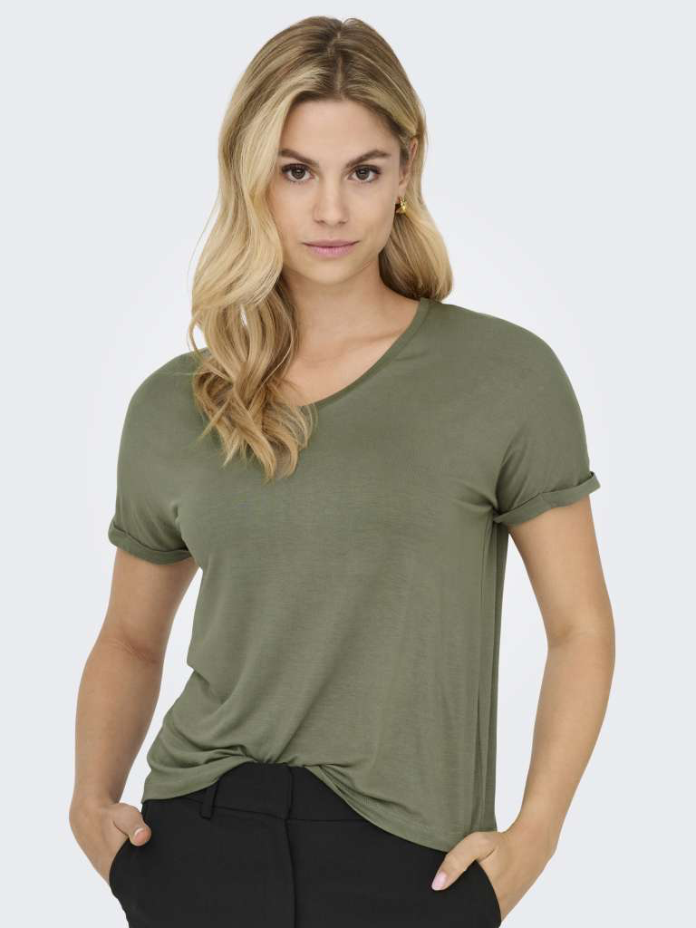 Camiseta básica de maga corta y escote en pico. Tejido suave y confortable.

Composición: 96% Viscosa y 4% Elastano.

Se recomienda lavar a mano o en lavadora hasta 30º. No usar lejía, planchar suavemente del revés hasta 110º y no usar secadora.