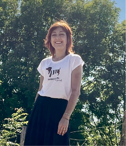 Camiseta de algodón con dibujo de perro salchicha.

Composición: 100% Algodón.

Se recomienda lavar a mano o en lavadora hasta 30º. No usar lejía, planchar suavemente del revés hasta 110º y no usar secadora.