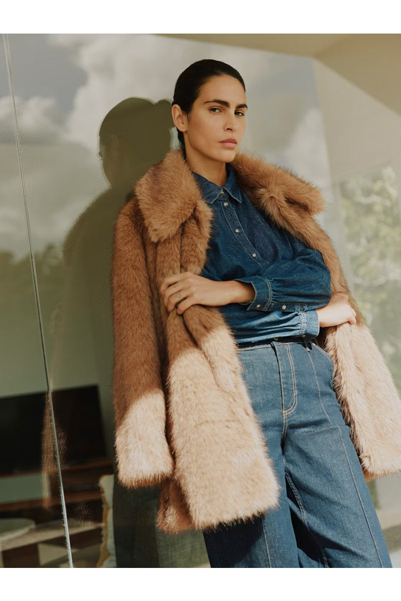 Abrigo de pelo sintético, muy suave, forro interior y bolsillos.

Composición: 100% Poliéster.

Se recomienda lavar a mano o en lavadora hasta 30º. No usar lejía, planchar suavemente del revés hasta 110º y no usar secadora.