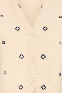 Chaleco de punto, con detalle bordado. Botones de perlas.

Composición: 37% Acrílico, 27% Algodón, 25% Poliéster, 9% Poliamida y 2% Elastano.

Se recomienda lavar a mano o en lavadora hasta 30º. No usar lejía, planchar suavemente del revés hasta 110º y no usar secadora.