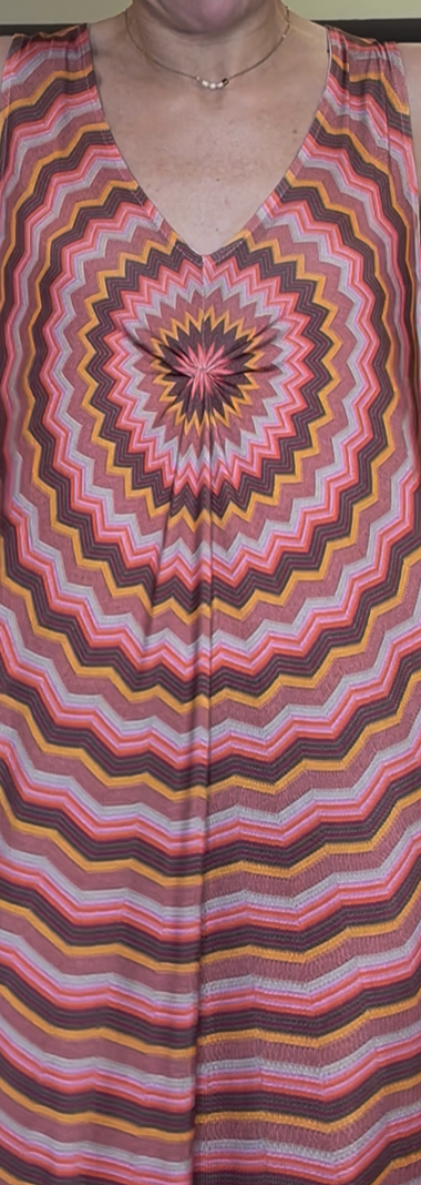 Vestido de tejido agradable que no necesita plancha. Detalle de nudo en pecho.

Composición: 95% Poliéster y 5% elastano.

Se recomienda lavar a mano o en lavadora hasta 30º. No usar lejía, planchar suavemente del revés hasta 110º y no usar secadora.