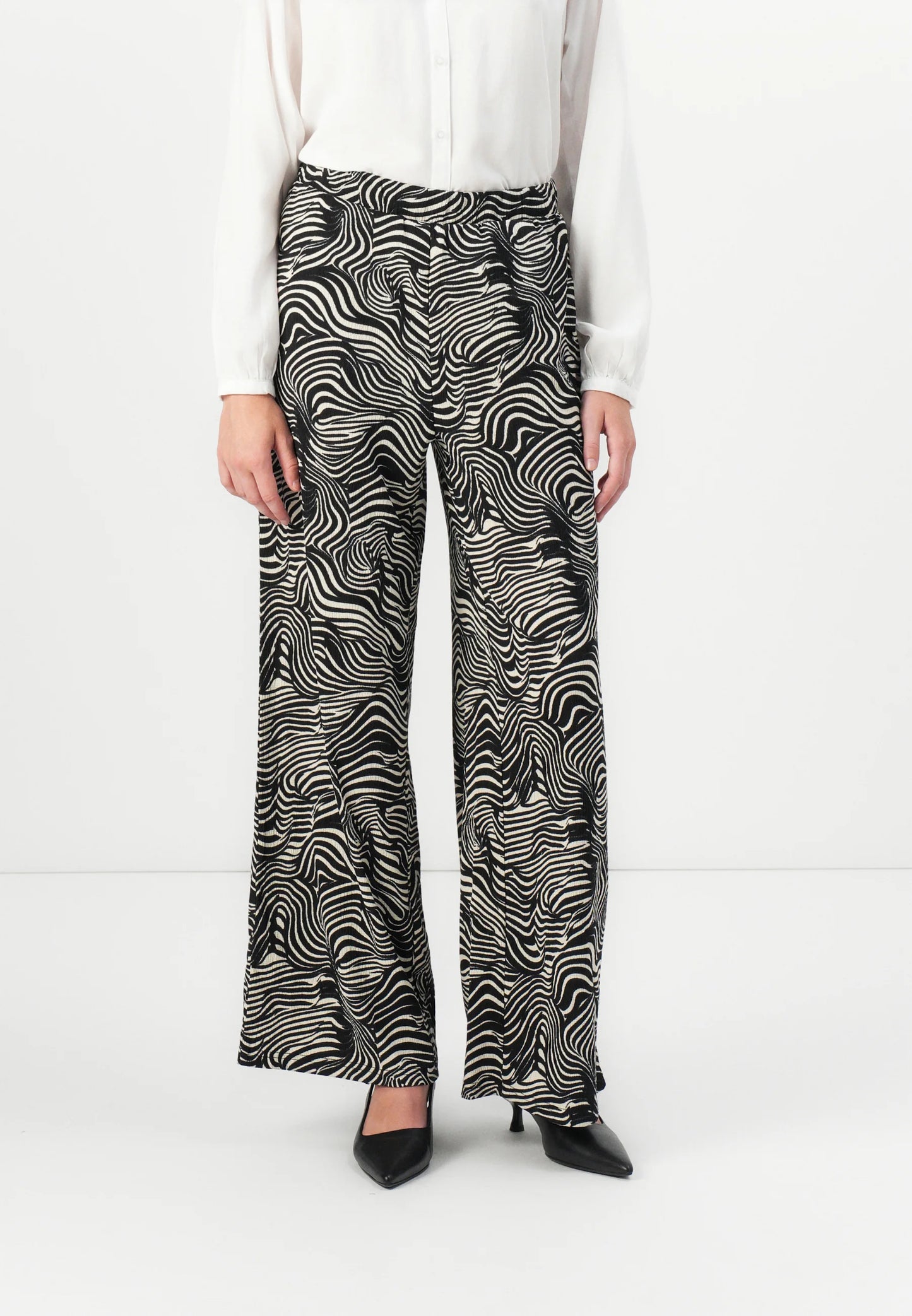 Pantalón ancho, con goma en cintura.

Composición: 99% Poliéster y 1% Elastano.

Se recomienda lavar a mano o en lavadora hasta 30º. No usar lejía, planchar suavemente del revés hasta 110º y no usar secadora.