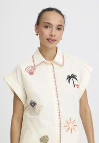 Camisa de manga de manga corta con dibujos bordados y detalle de cenefa en cuello y pecho.


Composición: 100% Algodón.


Se recomienda lavar a mano o en lavadora hasta 30º. No usar lejía, planchar suavemente del revés hasta 110º y no usar secadora.