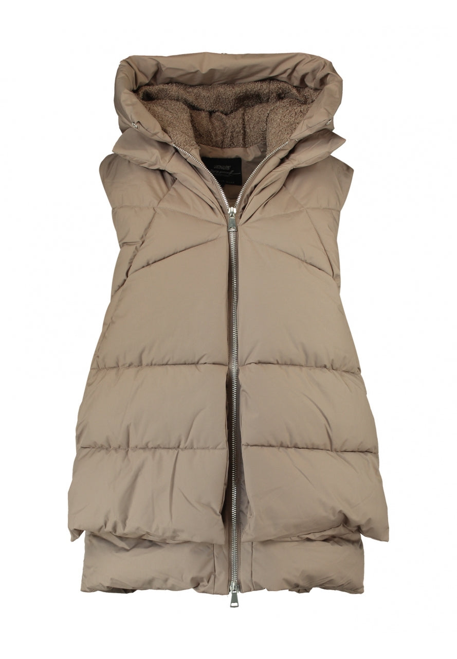 Chaleco medio, doble, con cremallera metálica y capucha.

Composición: 100% Poliéster.

Se recomienda lavar a mano o en lavadora hasta 30º. No usar lejía, planchar suavemente del revés hasta 110º y no usar secadora.