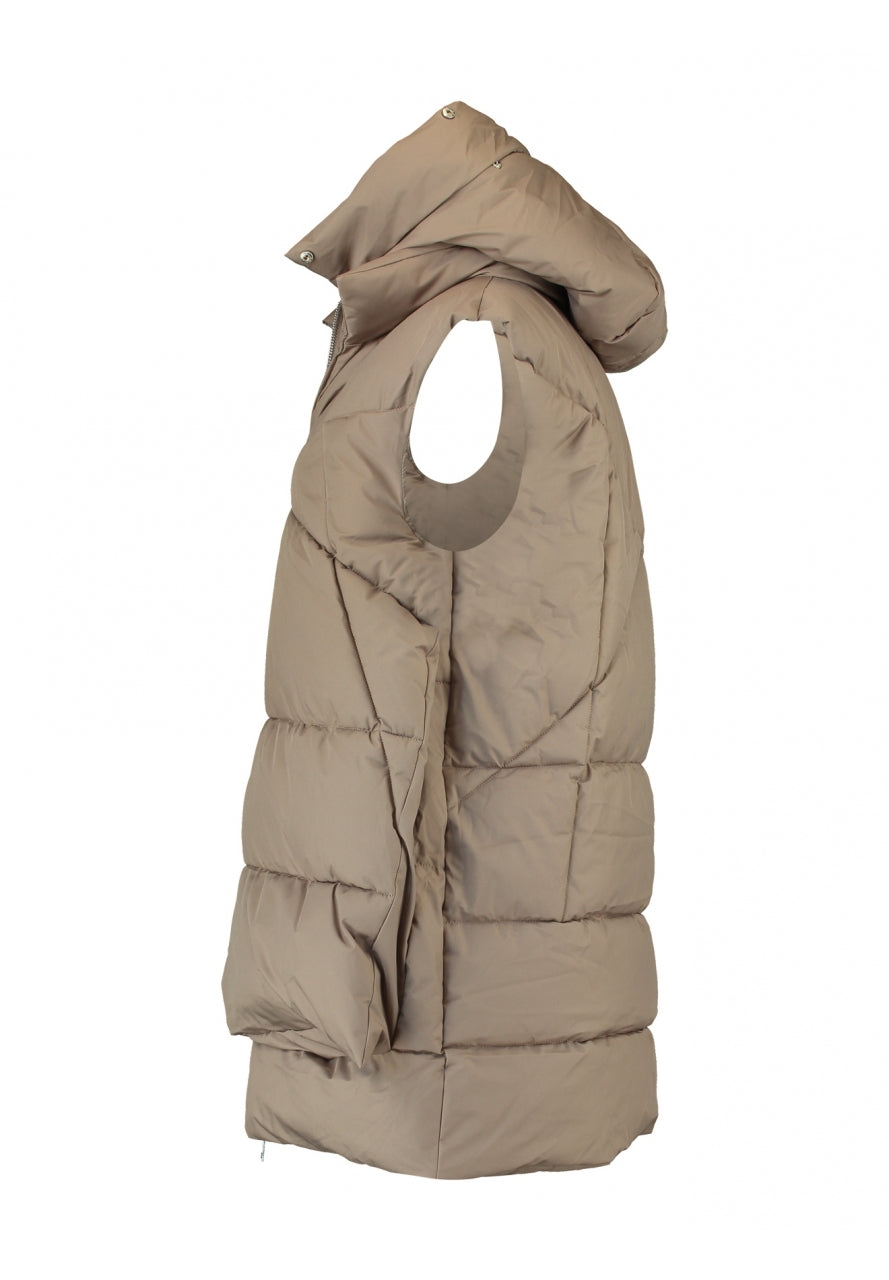 Chaleco medio, doble, con cremallera metálica y capucha.

Composición: 100% Poliéster.

Se recomienda lavar a mano o en lavadora hasta 30º. No usar lejía, planchar suavemente del revés hasta 110º y no usar secadora.