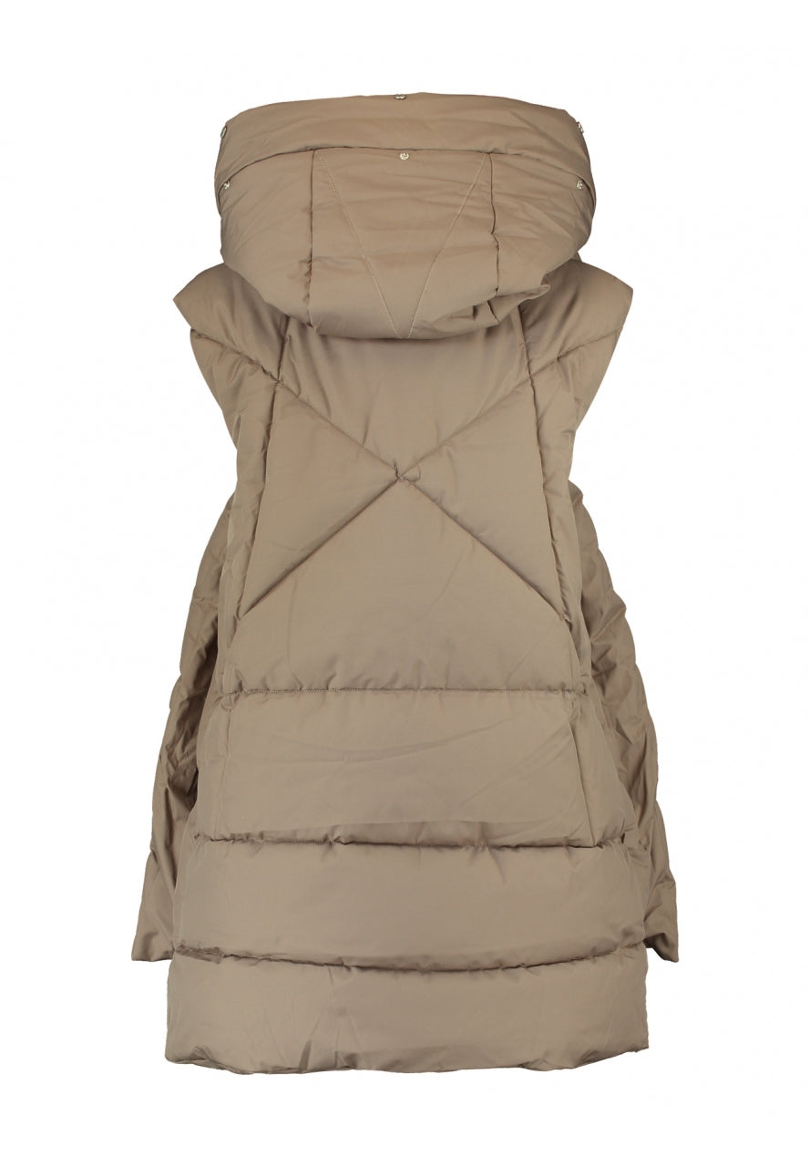 Chaleco medio, doble, con cremallera metálica y capucha.

Composición: 100% Poliéster.

Se recomienda lavar a mano o en lavadora hasta 30º. No usar lejía, planchar suavemente del revés hasta 110º y no usar secadora.