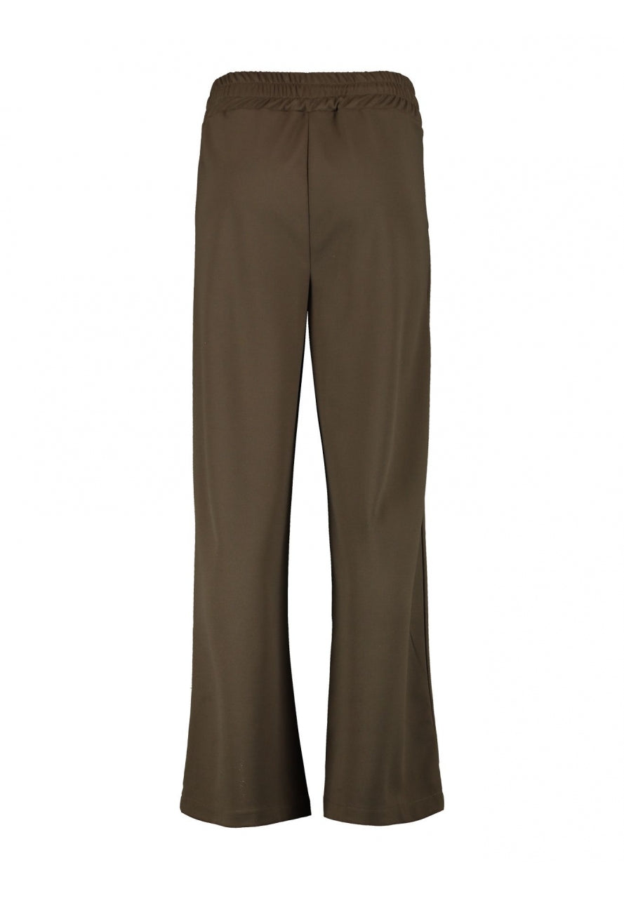 Pantalón ancho con cintura de goma y bolsillos. Dos botones decorativos en la parte delantera. tejido elástico y suave.

Composición: 95% Poliéster y 5% Elastán.

Se recomienda lavar a mano o en lavadora hasta 30º. No usar lejía, planchar suavemente del revés hasta 110º y no usar secadora.