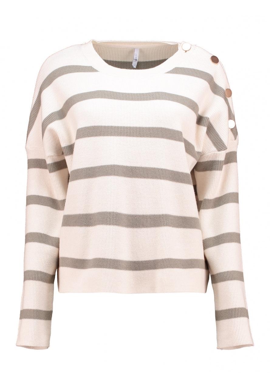 Jersey de rayas verdes, con detalle de tres botones en hombro izquierdo.

Composición:&nbsp;51% Viscosa, 29% Poliéster reciclado y&nbsp; 20% Poliamida.

Se recomienda lavar a mano o en lavadora hasta 30º. No usar lejía, planchar suavemente del revés hasta 110º y no usar secadora.