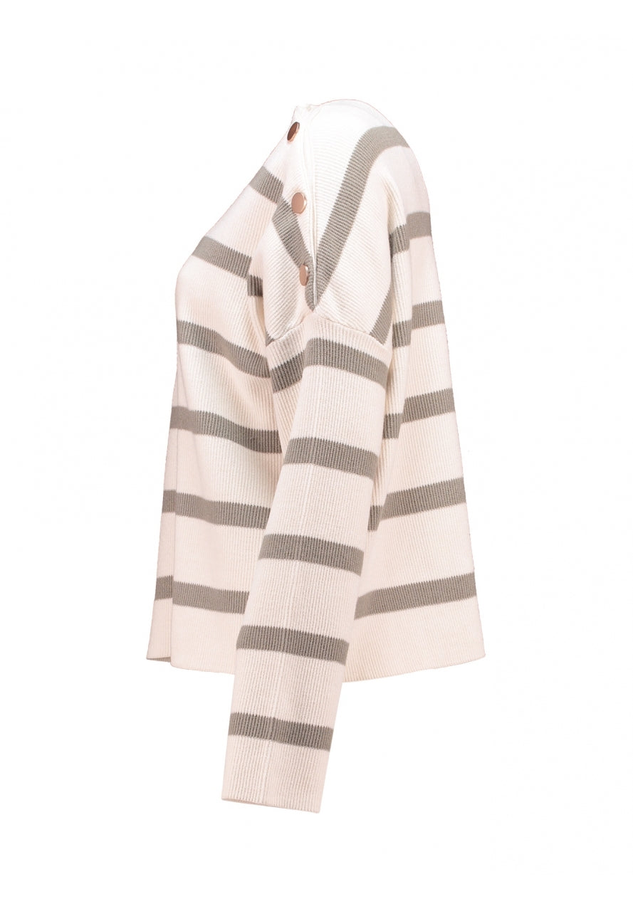 Jersey de rayas verdes, con detalle de tres botones en hombro izquierdo.

Composición:&nbsp;51% Viscosa, 29% Poliéster reciclado y&nbsp; 20% Poliamida.

Se recomienda lavar a mano o en lavadora hasta 30º. No usar lejía, planchar suavemente del revés hasta 110º y no usar secadora.