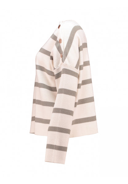 Jersey de rayas verdes, con detalle de tres botones en hombro izquierdo.

Composición:&nbsp;51% Viscosa, 29% Poliéster reciclado y&nbsp; 20% Poliamida.

Se recomienda lavar a mano o en lavadora hasta 30º. No usar lejía, planchar suavemente del revés hasta 110º y no usar secadora.