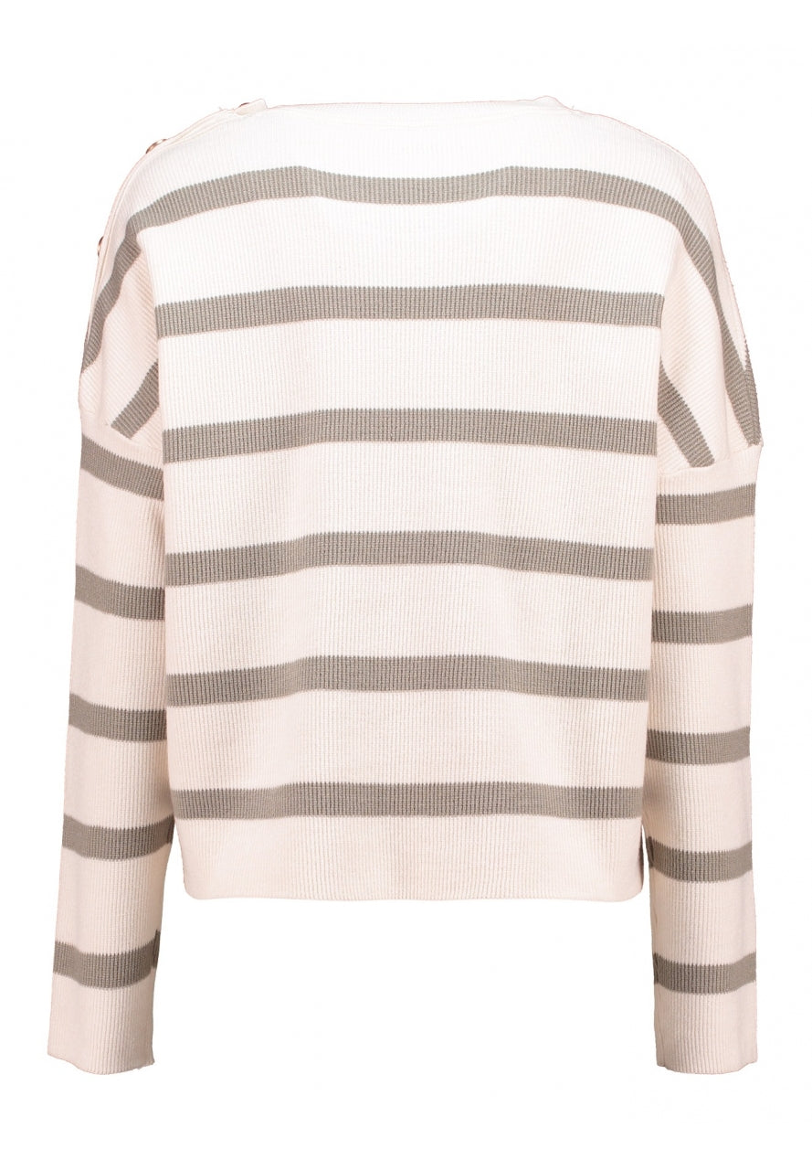 Jersey de rayas verdes, con detalle de tres botones en hombro izquierdo.

Composición:&nbsp;51% Viscosa, 29% Poliéster reciclado y&nbsp; 20% Poliamida.

Se recomienda lavar a mano o en lavadora hasta 30º. No usar lejía, planchar suavemente del revés hasta 110º y no usar secadora.