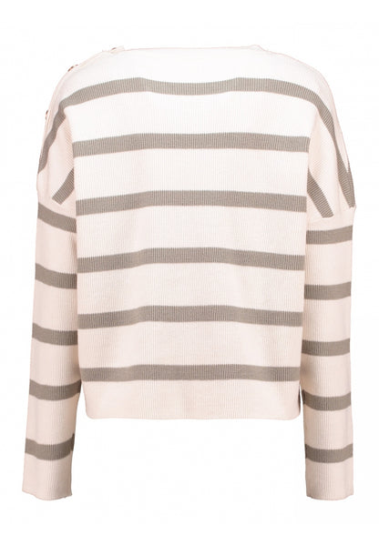 Jersey de rayas verdes, con detalle de tres botones en hombro izquierdo.

Composición:&nbsp;51% Viscosa, 29% Poliéster reciclado y&nbsp; 20% Poliamida.

Se recomienda lavar a mano o en lavadora hasta 30º. No usar lejía, planchar suavemente del revés hasta 110º y no usar secadora.