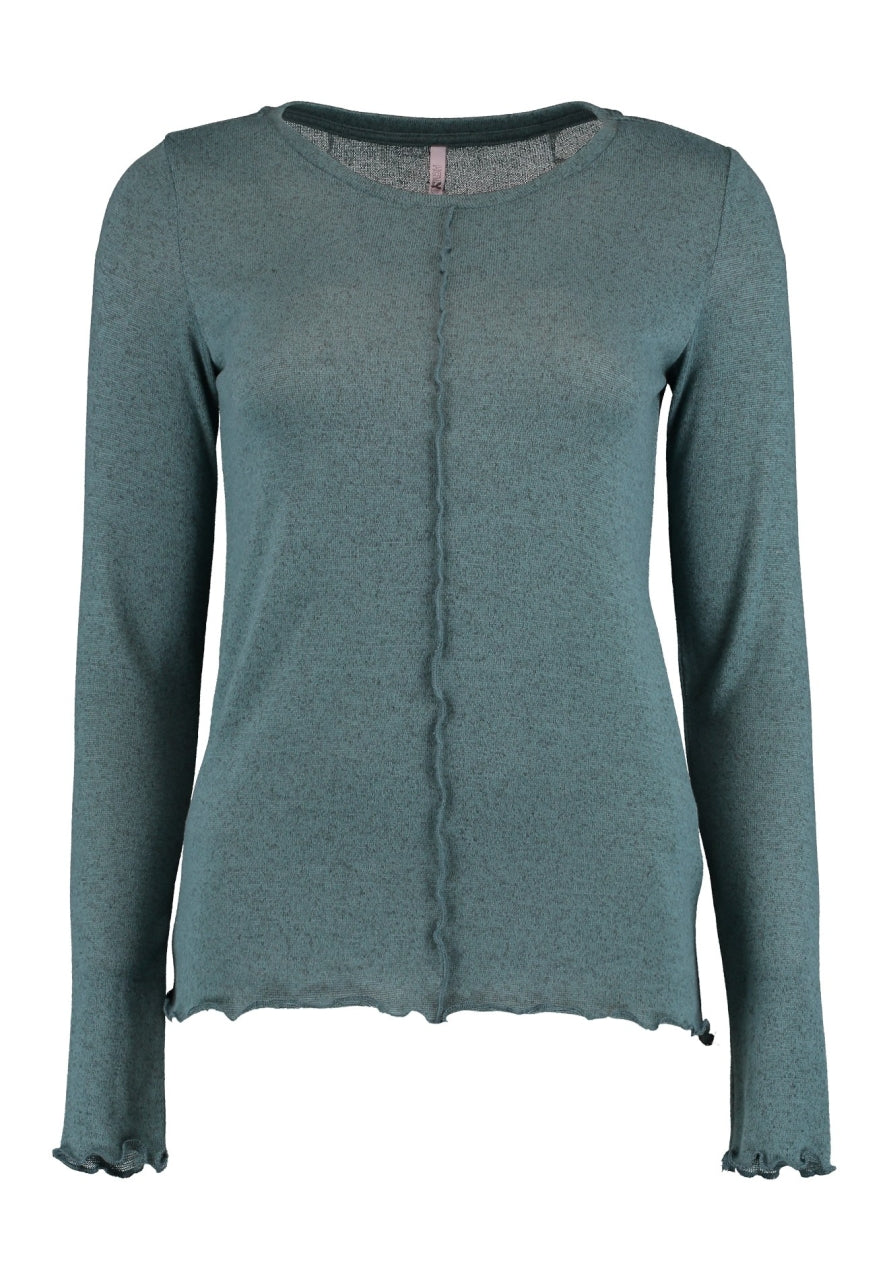 Camiseta de manga larga con detalle de costura en frontal.

Composición: 95% Poliéster y 5% Elastano.

Se recomienda lavar a mano o en lavadora hasta 30º. No usar lejía, planchar suavemente del revés hasta 110º y no usar secadora.