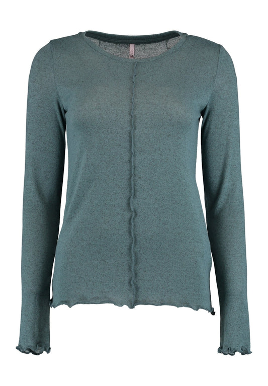 Camiseta de manga larga con detalle de costura en frontal.

Composición: 95% Poliéster y 5% Elastano.

Se recomienda lavar a mano o en lavadora hasta 30º. No usar lejía, planchar suavemente del revés hasta 110º y no usar secadora.