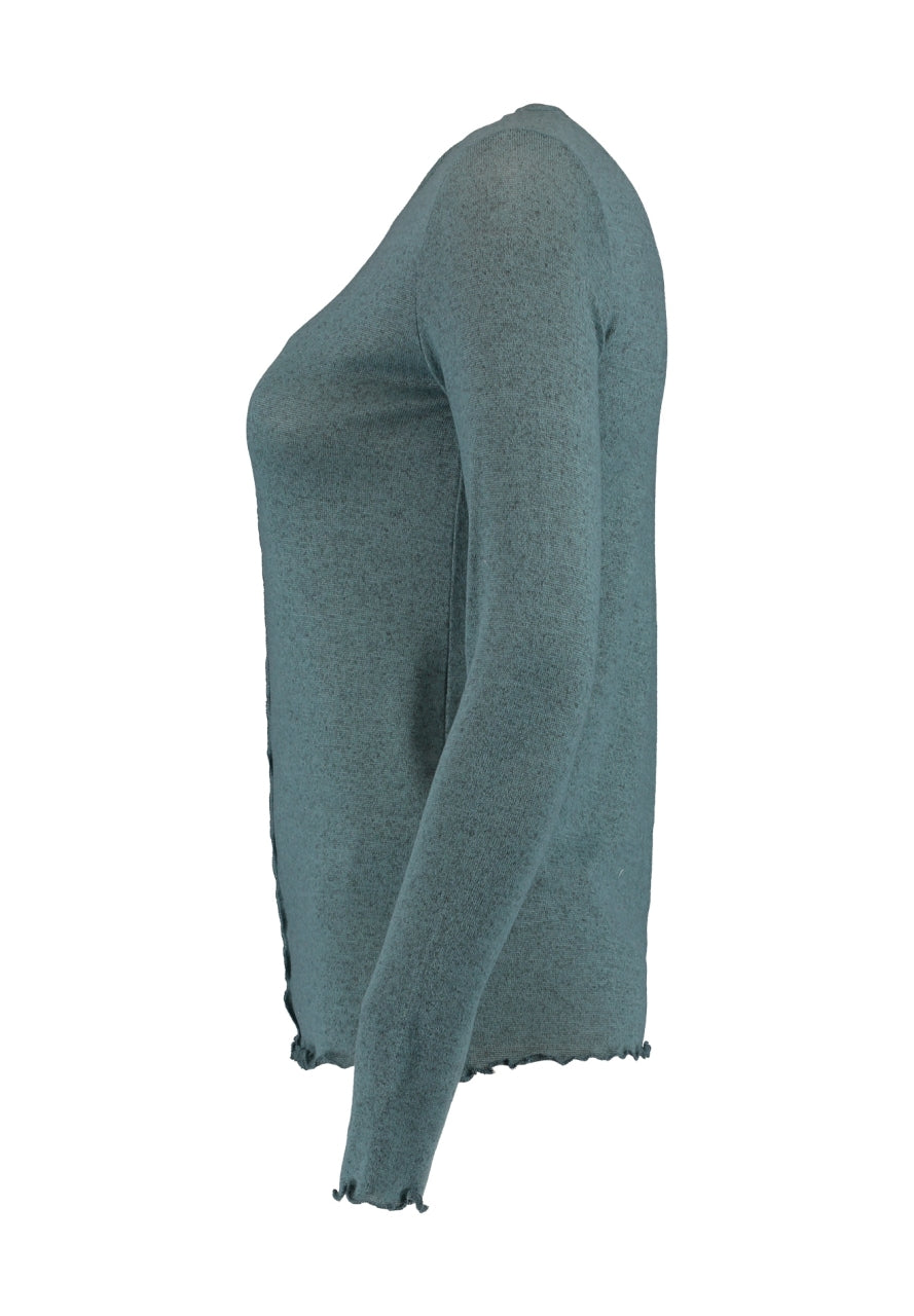 Camiseta de manga larga con detalle de costura en frontal.

Composición: 95% Poliéster y 5% Elastano.

Se recomienda lavar a mano o en lavadora hasta 30º. No usar lejía, planchar suavemente del revés hasta 110º y no usar secadora.