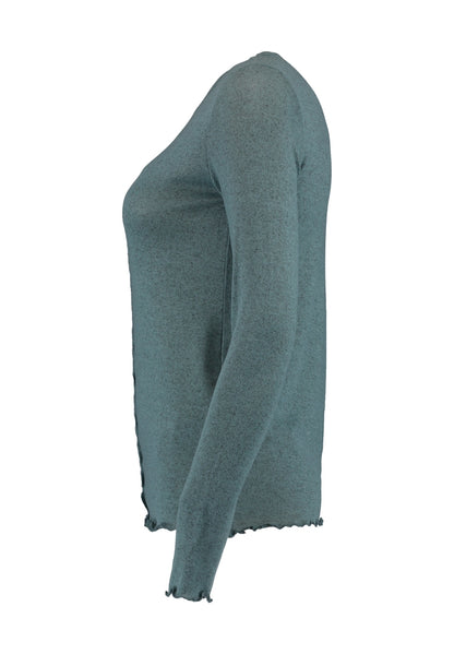 Camiseta de manga larga con detalle de costura en frontal.

Composición: 95% Poliéster y 5% Elastano.

Se recomienda lavar a mano o en lavadora hasta 30º. No usar lejía, planchar suavemente del revés hasta 110º y no usar secadora.