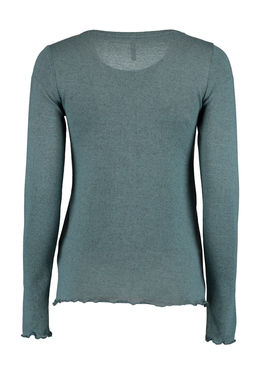 Camiseta de manga larga con detalle de costura en frontal.

Composición: 95% Poliéster y 5% Elastano.

Se recomienda lavar a mano o en lavadora hasta 30º. No usar lejía, planchar suavemente del revés hasta 110º y no usar secadora.