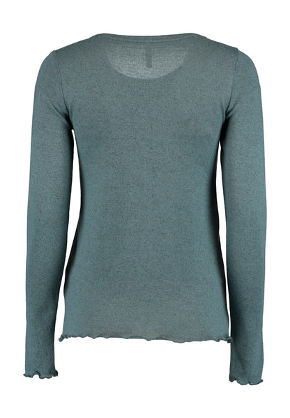 Camiseta de manga larga con detalle de costura en frontal.

Composición: 95% Poliéster y 5% Elastano.

Se recomienda lavar a mano o en lavadora hasta 30º. No usar lejía, planchar suavemente del revés hasta 110º y no usar secadora.