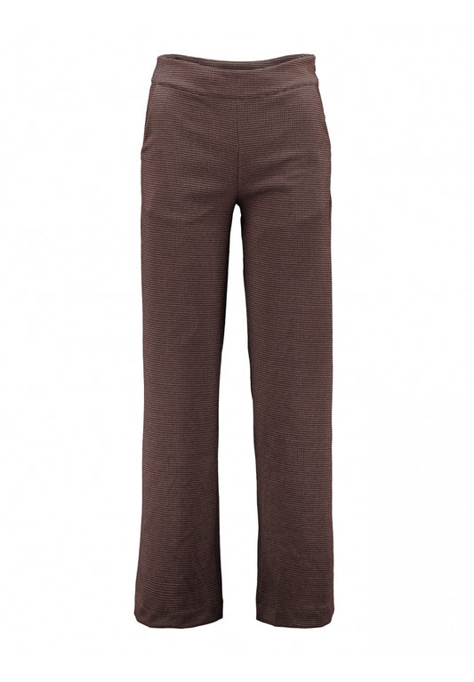 Pantalón ligeramente acampanado y cierre mediante cremallera lateral.

Composición: 68% Viscosa, 25% Poliamida, 5% Poliéster y 2% Elastano.

Se recomienda lavar a mano o en lavadora hasta 30º. No usar lejía, planchar suavemente del revés hasta 110º y no usar secadora.